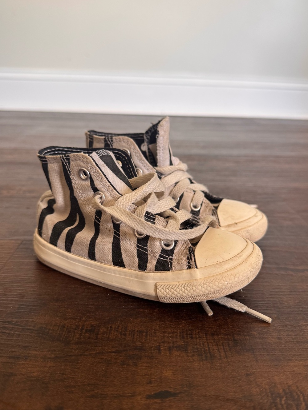 Crate Converse toddler Sz 8 custom-made Hi-Top Zebra Stripe Sneakers